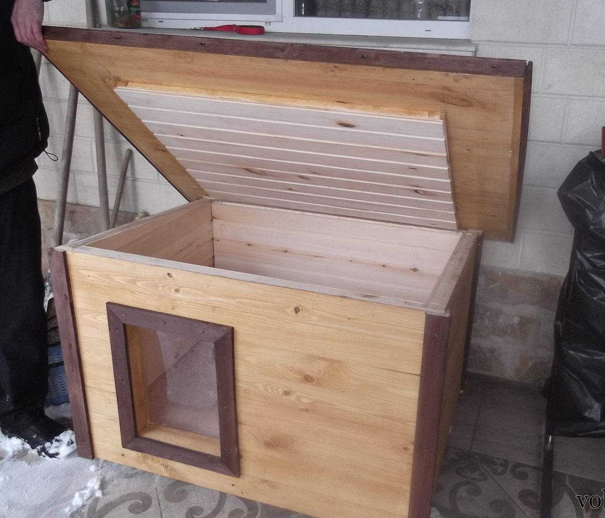Деревянная будка для собаки со съемной крышей
